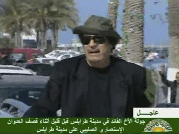 O ditador da Líbia, Muammar Kadhafi, aparece em rua de Trípoli na quinta-feira (14)(Imagem:Foto: AP)
