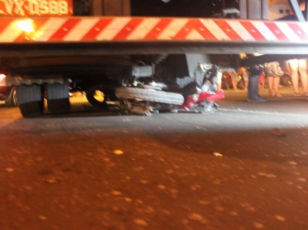 Moto vai parar embaixo de caminhão em acidente.(Imagem:Ellyo Teixeira/G1)