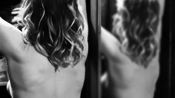Paula Burlamaqui posa de topless(Imagem:SimoneKontraluz/Reprodução/Instagram)