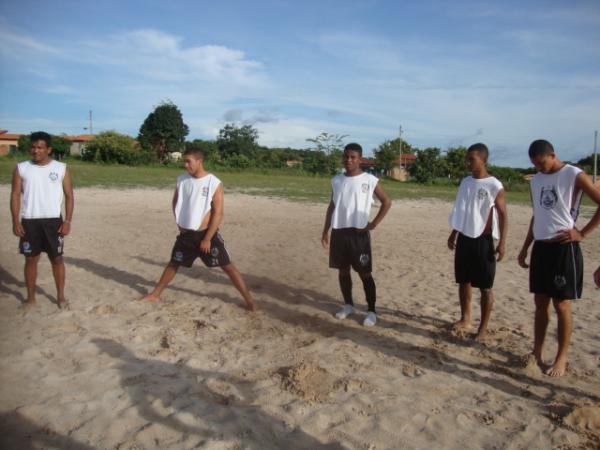 Pela tarde, Renato conferiu o treino do CORISABBÁ em campo de areia(Imagem:FlorianoNews)