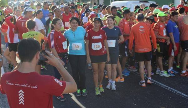 Os diversos grupos de corrida de rua invadem as ruas da cidade nos domingos pela manhã para realizar treinos coletivos nas principais avenidas e pontos turísticos.(Imagem:Emanuele Madeira/GloboEsporte.com)