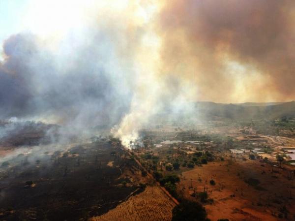 Incêndio atinge área em Alto dos Canutos, povoado vizinho a Picos.(Imagem:Divulgação/Corpo de Bombeiros)