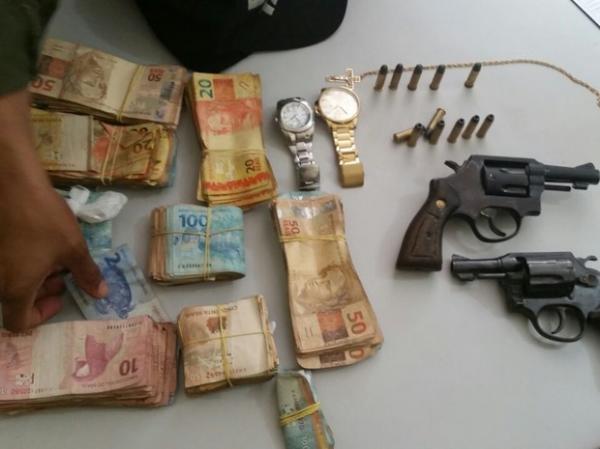 Polícia encontrou duas armas e R$ 32 mil.(Imagem:Divulgação/PM)