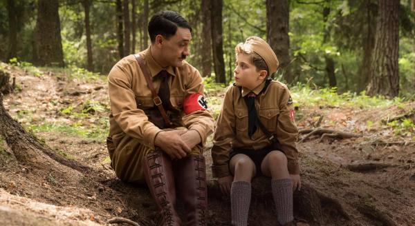 No filme Jojo Rabbit, que estreia dia 6 de fevereiro nos cinemas, o protagonista tem Hitler como seu melhor amigo(Imagem:Reprodução/metro)