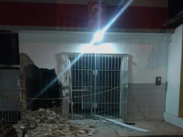 Agência ficou danificada após explosão de caixa eletrônico.(Imagem:Polícia Militar)