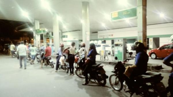Motoristas florianenses enfrentam segunda de filas em postos de gasolina.(Imagem:FlorianoNews)