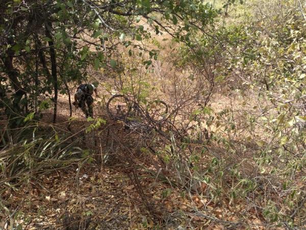 Homem perdeu o controle da bicicleta e acabou caindo no aterro próximo a pista.(Imagem:Divulgação/Polícia Militar)