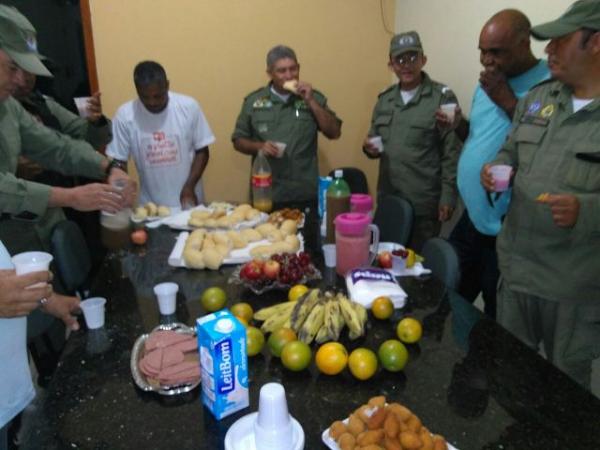 Imprensa de Floriano surpreende comando da PM com café da manhã.(Imagem:3º BPM)