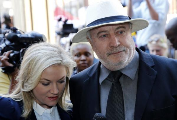 Os país de Reeva Steenkamp estiveram durante a sessão desta quinta-feira.(Imagem:Reuters)