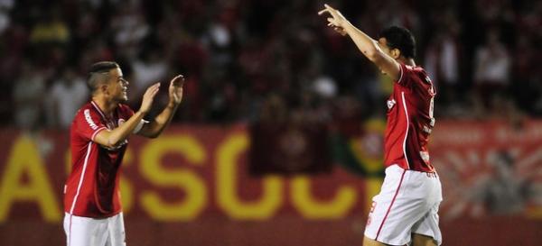 Leandro Damião e D'Alessandro comemoram o gol.(Imagem:Alexandre Lops / Divulgação Inter)