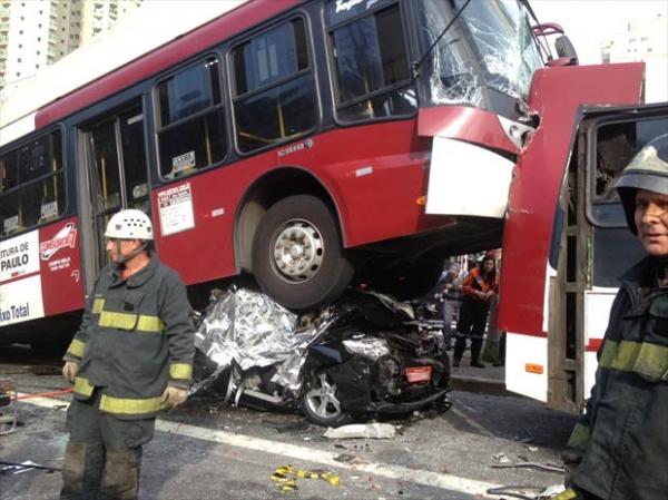 Veículo esmagado por ônibus no acidente tem placa vermelha.(Imagem:Letícia Macedo/G1)
