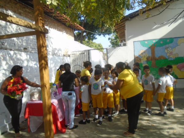 Escola Mega oferece café da manhã em homenagem ao Dia dos Pais.(Imagem:FlorianoNews)