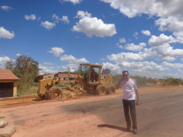 Prefeito Gilberto Júnior visitou obras de pavimentação asfáltica na Av. Beira-Rio.(Imagem:FlorianoNews)