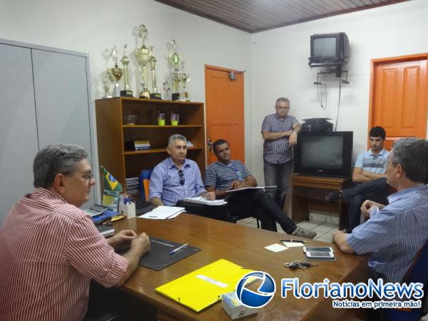 Reunião discute repasse do FUNDEB para professores da rede municipal.(Imagem:FlorianoNews)