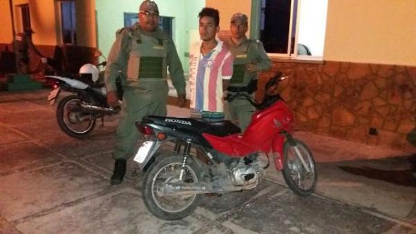 Suspeito de assalto é detido conduzindo moto com placa adulterada em Floriano.(Imagem:3° BPM)