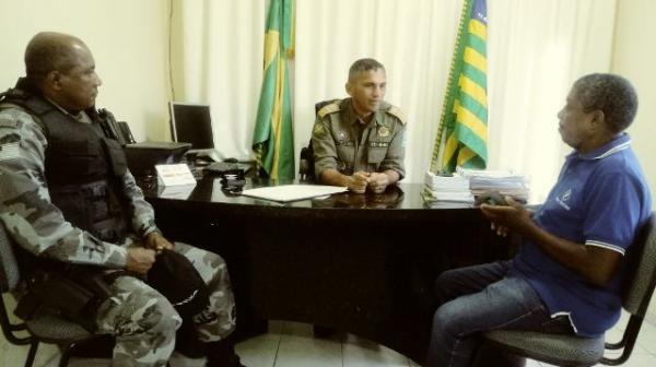 Major Inaldo Ribeiro Barros (ao centro)(Imagem:FlorianoNews)