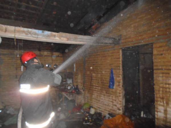 Vizinhos controlam foco de incêndio em residência no Bom Lugar.(Imagem:FlorianoNews)