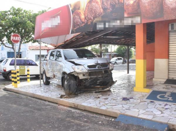 Picape invadiu restaurante no bairro Saci em Teresina.(Imagem:Pedro Santiago/G1)