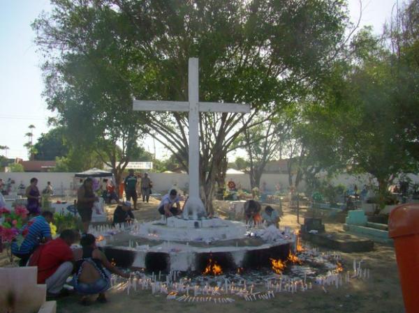 População acende velas no cruzeiro do cemitério.(Imagem:Gilcilene Araújo/G1)