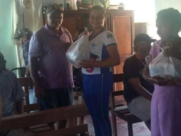 Estudantes realizam distribuição de cestas básicas na Vila Vicentina.(Imagem:FlorianoNews)