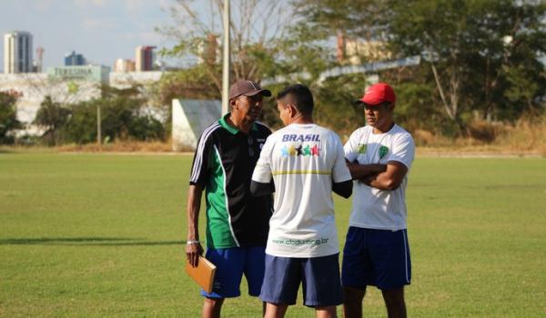 Toinho conversa com comissão técnica. Meta do treinador é surpreender o time maranhense.(Imagem:Stephanie Pacheco)