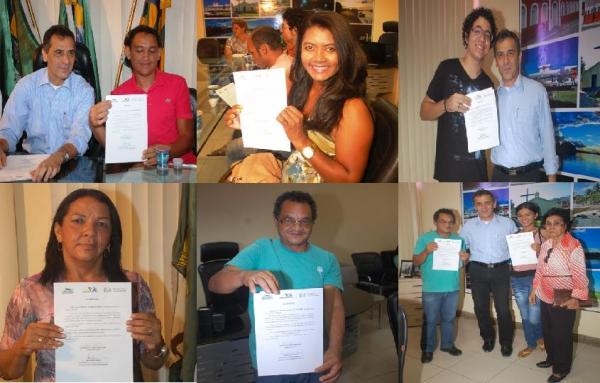 Prefeito entrega certificados aos grupos contemplados pela Lei Professor Moreira.(Imagem:Waldemir Miranda)