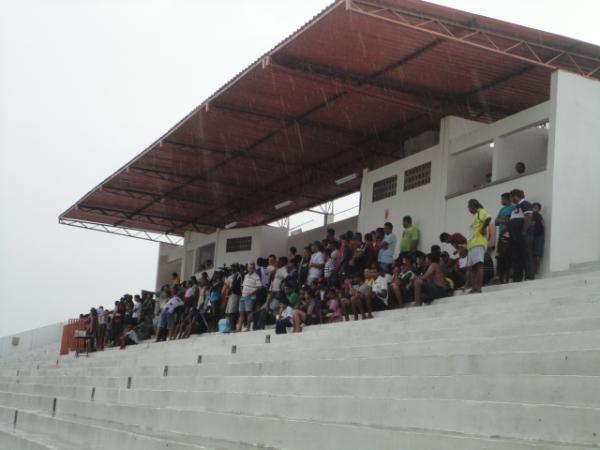 Torcida se protegendo da chuva(Imagem:Floriano News)