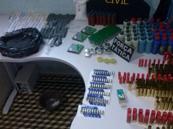 Munições e chumbo foram encontrados em comércio.(Imagem:Divulgação/Polícia Militar)