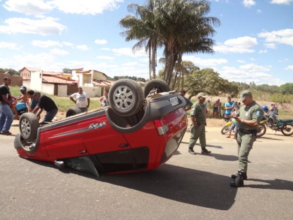 Veículo capota na Avenida Dirceu Arcoverde.(Imagem:FlorianoNews)