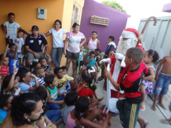 Papai Noel distribuiu brinquedos no bairro Bom Lugar.(Imagem:FlorianoNews)