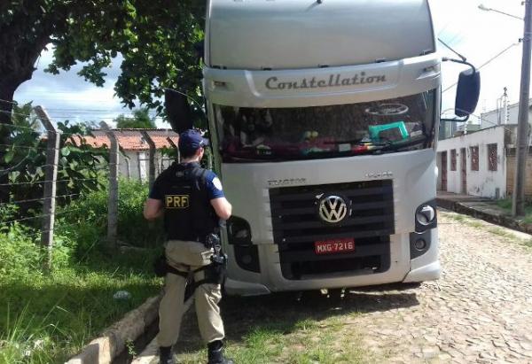 PRF surpreende caminhoneiro com documento roubado e placa falsa em Piripiri.(Imagem:PRF)