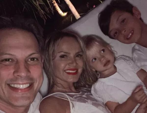 Eliana com Adriano Ricco e os filhos, Arthur e Manuela.(Imagem:Reprodução/Instagram)
