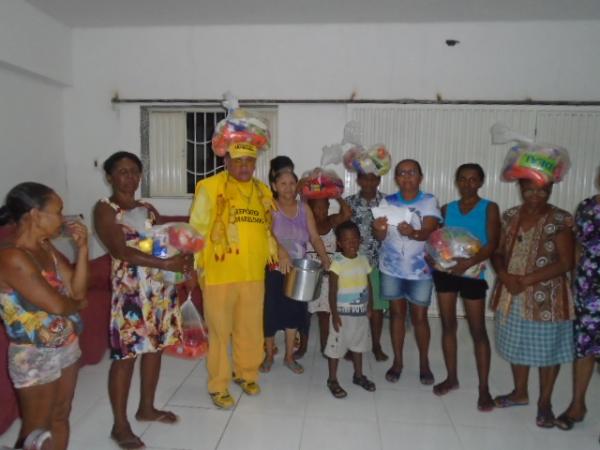 Famílias carentes recebem cestas básicas em Floriano.(Imagem:FlorianoNews)