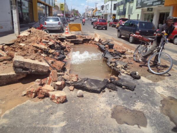 Vazamento em cano da Agespisa provoca desperdício e falta de água em Floriano.(Imagem:FlorianoNews)