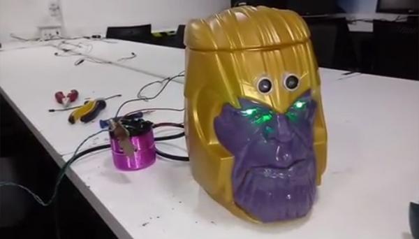 Robô do Thanos canta música 