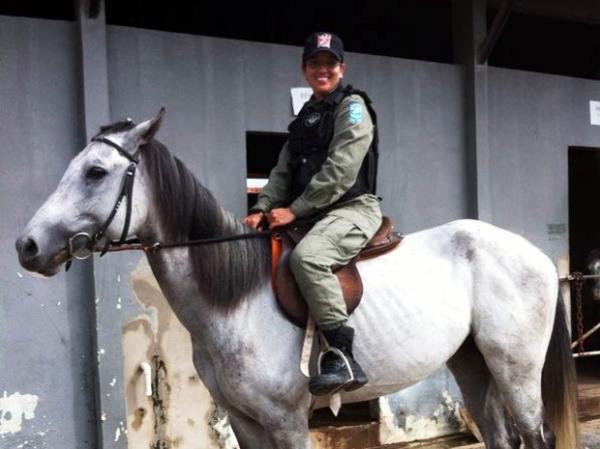 Iwalma Matos montada em seu cavalo no Quartel da Polícia Militar do Piauí.(Imagem:Arquivo Pessoal)