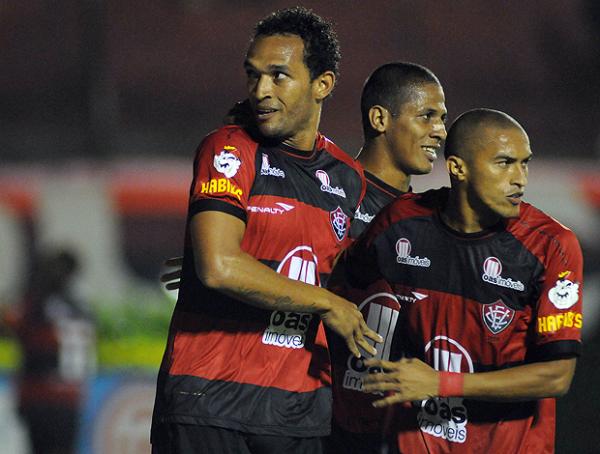 Fábio Santos comemora o seu gol, o segundo do Vitória no Barradão.(Imagem:Ag. Estado)