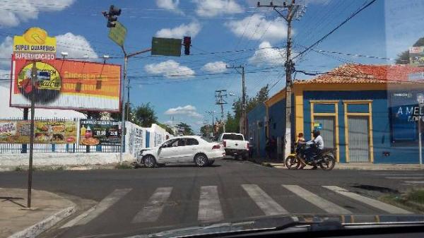 Semáforo com defeito causa acidente em cruzamento de Floriano.(Imagem:FlorianoNews)