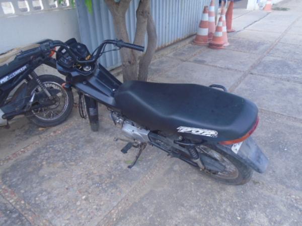Motocicleta roubada no bairro Manguinha é recuperada pela Polícia Militar.(Imagem:FlorianoNews)