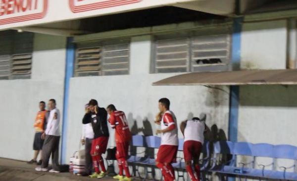 Rojão saiu das arquibancadas da arena Alviazul.(Imagem:Renan Morais)