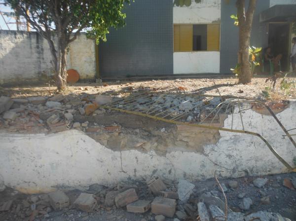  Acidente deixa caminhão, poste e muro destruídos em Floriano.(Imagem:FlorianoNews)