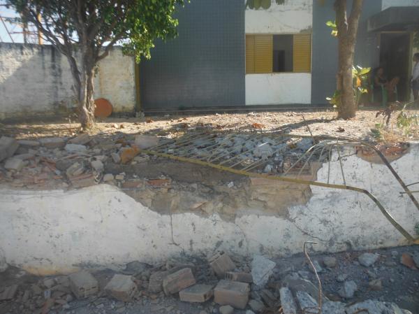 Acidente deixa caminhão, poste e muro destruídos em Floriano.(Imagem:FlorianoNews)