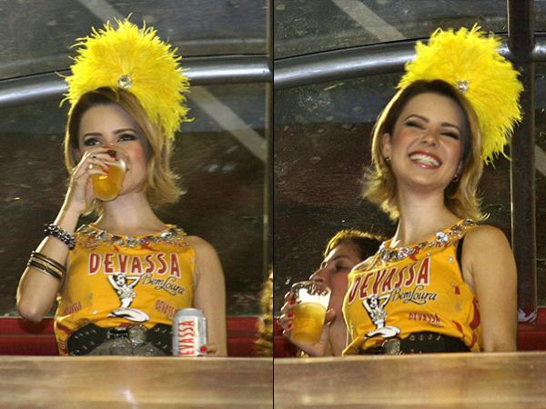Sandy bebe cerveja no camarote da Sapucaí(Imagem:Divulgação)