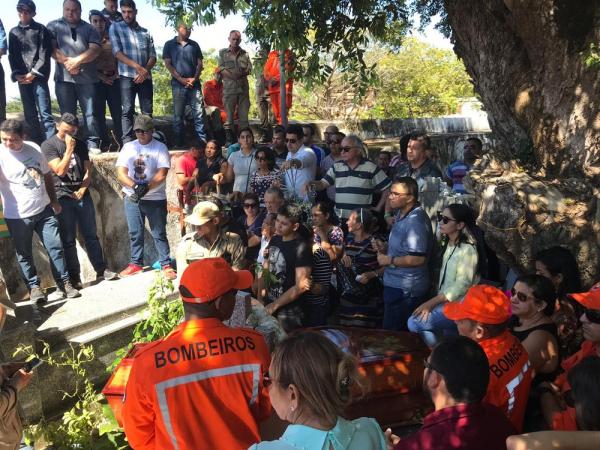 Sepultamento do corpo do capitão Anderson acontece sob forte emoção em Teresina.(Imagem:Lorena Linhares/G1)