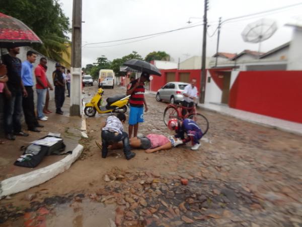 Mulher passa mal e cai da garupa de moto em Floriano.(Imagem:FlorianoNews)