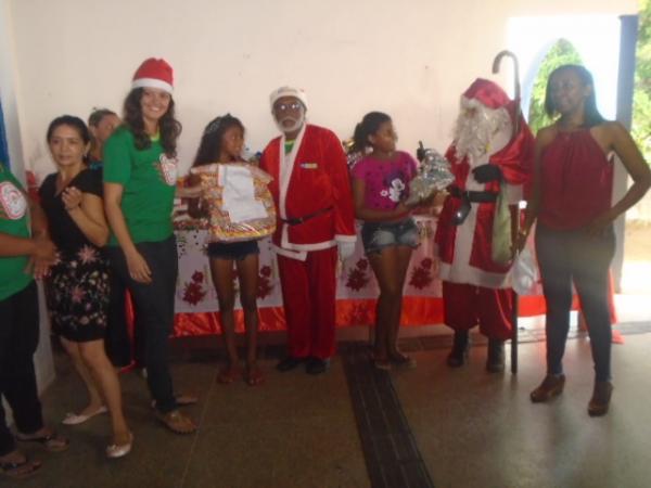 Papai Noel dos Correios visita escolas de Floriano para entregar presentes.(Imagem:FlorianoNews)