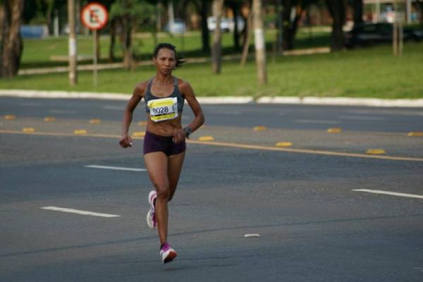 Corredora durante a meia maratona na capital federal.(Imagem:Arquivo Pessoal/facebook)