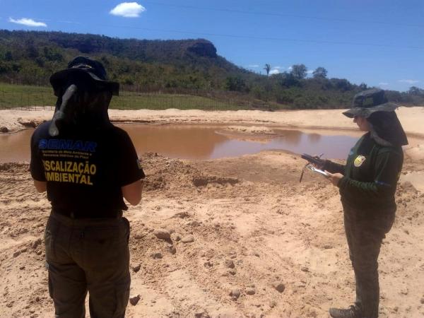 Areia era extraída ilegalmente do Rio Canindé em Amarante.(Imagem:Divulgação/Semar)
