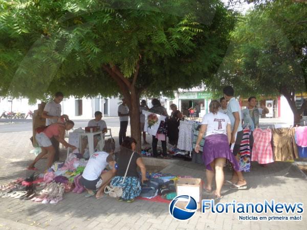 Grupo de jovens realiza bazar beneficente no centro de Floriano.(Imagem:FlorianoNews)