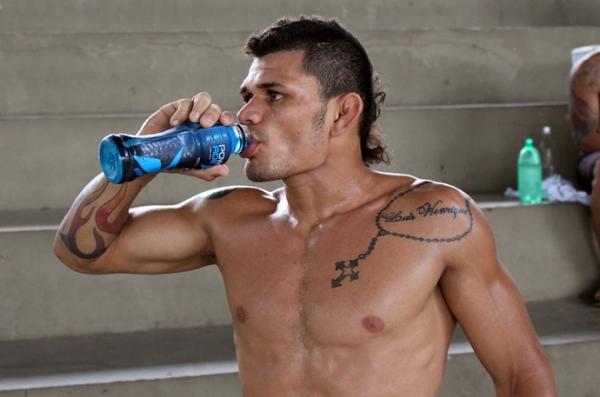 Luis Felipe Buda faz hidratação após passar pelo sufoco de perder peso.(Imagem:Abdias Bideh/GloboEsporte.com)